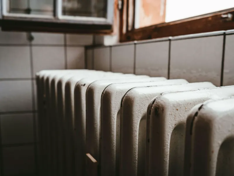 Radiateur blanc sous une fenêtre