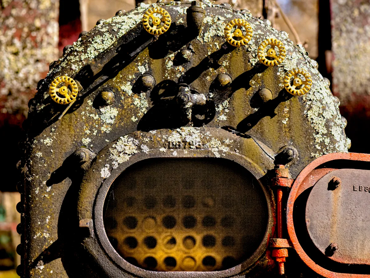 Ancienne chaudière en fonte usée