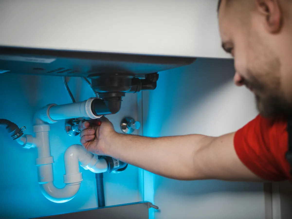 Technicien raccordant une installation de chauffage