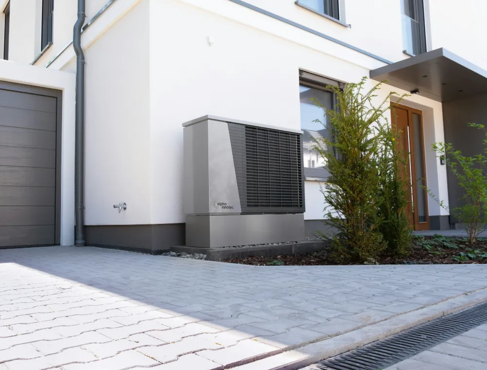 Maison moderne équipée d'une pompe à chaleur extérieure