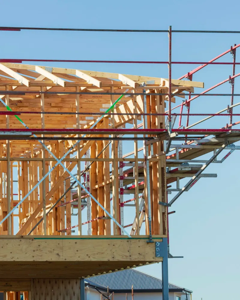Ossature bois et échafaudage sur un chantier