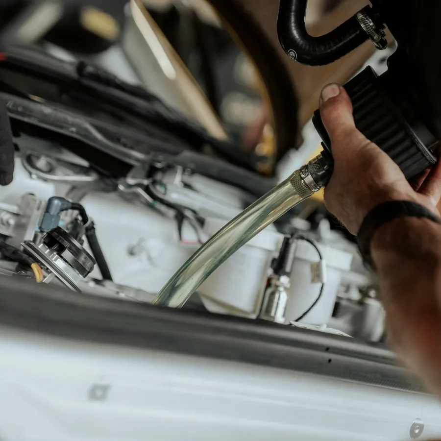 Mécanicien intervenant sur un moteur